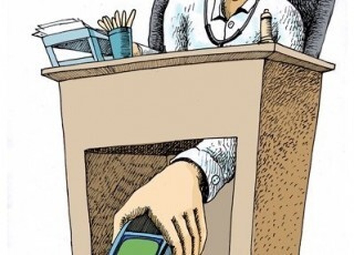 موضوع زیرمیزی یا دریافت مازاد بر تعرفه، یکی ازچالش‌های اساسی در حوزه سلامت کشور است. درحالی‌که قوانین کیفری و انتظامی برای برخورد با این تخلفات بازدارنده است اما بسترهای اقتصادی و فرهنگی برای اجرای صحیح آنها هنوز کافی نیست.برای مثال،حق‌الزحمه یک آرایشگرکه تنها باقیچی وبدون تحصیلات رسمی کار می‌کند،بسیاربیشتر ازویزیت یک پزشک عمومی است که سال‌ها درس‌خوانده است.