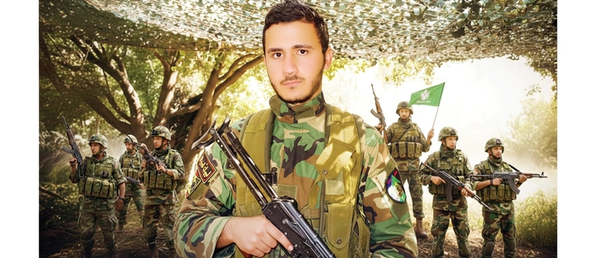 عایده سرور، بانویی است رنج‌کشیده و مبارز از لبنان قهرمان. او مادر شهید علی‌عباس اسماعیل، از شهدای جوان حزب‌الله لبنان است که در دفاع از حرم و مقدسات در سوریه به‌شهادت‌رسید. عایده علاوه بر علی، دو فرزند دیگر هم دارد، اما حکایت شهید ۱۷ساله و باکرامت این کتاب، چیز دیگری است. معروف است که فرزندان یک خانواده هرقدر هم خوب باشند، فرزند شهید آن خانه، ویژگی و امتیاز دیگری دارد. برای شناخت تمایز علی، باید کتاب عایده را با دقت از نظر گذراند تا در خلال فصل‌های به‌هم‌پیوسته آن، ویژگی‌های خاص مادر و پسر نمایان شود.