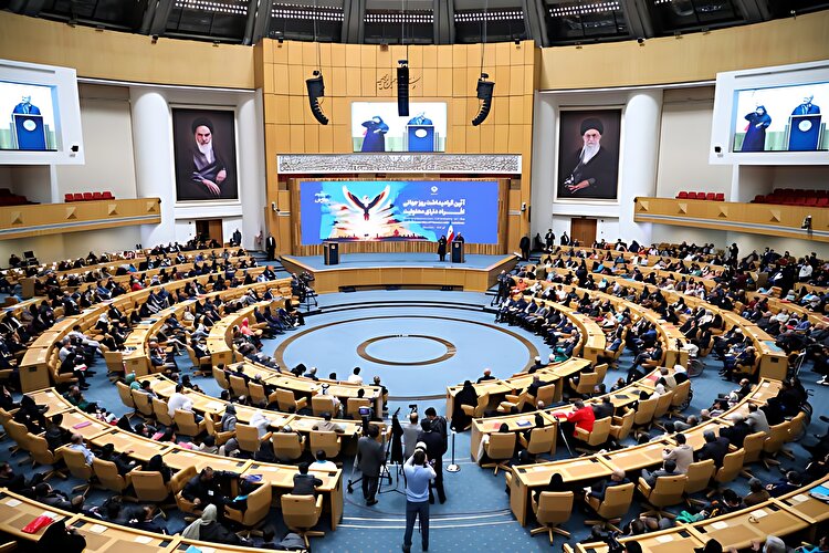 دشمن بداند نمی‌تواند یک ملت مصمم را تسلیم خواسته‌های خود کند