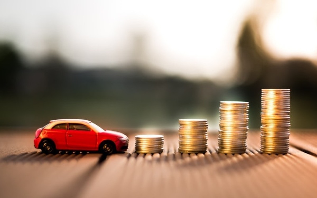 اگر تا چند سال پیش حق‌بیمه شخص ثالث را می‌شد با بودجه متوسط هم یک‌جا پرداخت کرد، امروز با افزایش نرخ دیه و رشد قیمت خودرو، خیلی از راننده‌ها در پرداخت نقدی بیمه دچار مشکل می‌شوند. نتیجه این وضعیت، به‌تعویق انداختن تمدید یا رانندگی بدون بیمه است؛ کاری که هم از نظر قانون جریمه‌های سنگینی دارد و هم در صورت تصادف می‌تواند شما را با بدهی‌های چندصد میلیونی روبه‌رو کند. خبر خوب این است که طبق آیین‌نامه‌های جدید و رویه بازار، بیمه شخص ثالث قسطی حالا به‌صورت جدی و ساختارمند وارد بازی شده و می‌توانید حق‌بیمه را در چند قسط مدیریت کنید، بدون اینکه از پوشش کامل قانونی محروم شوید.