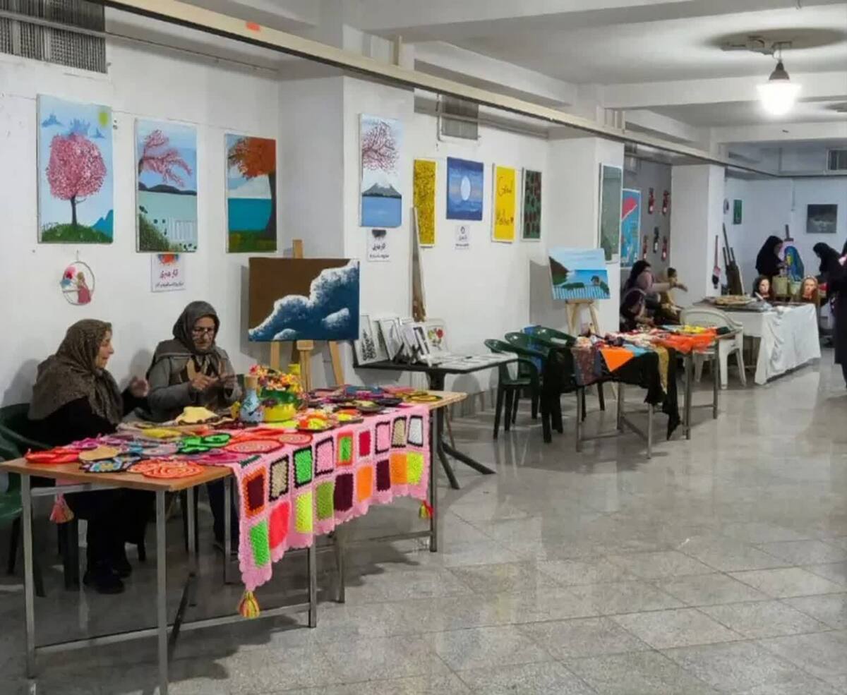 به مناسبت هفته گرامیداشت افراد دارای معلولیت، نمایشگاهی از آثار هنری بانوان سالمند و افراد دارای معلولیت با حضور مدیرکل دفتر امور بانوان و خانواده استانداری، افتتاح شد.