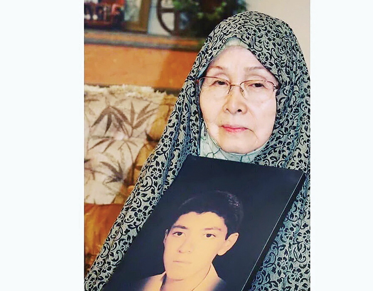 همسرش به او می‌گفت چشم‌بادامی‌. برای خودش سؤال شده بود و از این اصطلاح ایرانی پرسید تا فهمید چرا در چشم آقای ‌بابایی، بادام چشم‌هایش دلنشین است. گره خوردن کونیکو یامامورا به تار و پود و سبک زندگی ایرانی، با همان نماز ماندگار آقای بابایی شروع شد. یامامورا از یک فرهنگ بودایی قدم به مسیری گذاشت که او را تبدیل به تنها مادر شهید ژاپنی کرد.