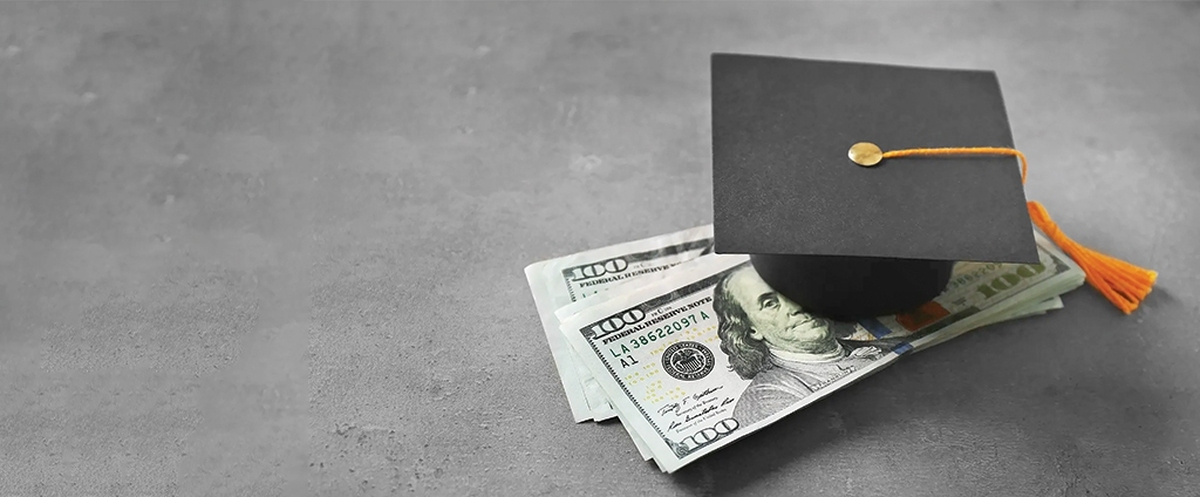 این روزها بازار سوءاستفاده از رویای برتن کردن لباس سفید پزشکی آن‌قدر داغ شده که کلاهبرداران نیز به این مسأله ورود ویژه‌ای کرده‌اند. هنوز دفترچه انتخاب‌رشته منتشر نشده، عده‌ای در کانال‌ها و گروه‌های مختلف با ادعای دسترسی‌های ویژه برای داوطلبان و خانواده‌های آنها دام پهن می‌کنند، آنها پیش از برگزاری کنکور  با زمزمه خریدوفروش سؤالات و بعد از اعلام نتایج، ادعای «رزرو صندلی برای ورودی‌های ترم بعد»وحتی پیش‌فروش صندلی برای سال‌های آینده رامطرح می‌کنند.