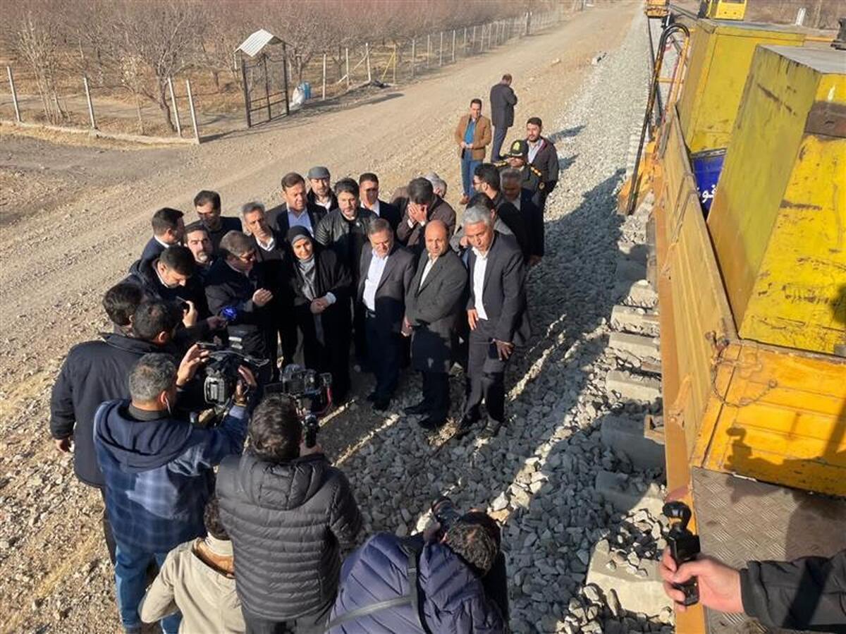 امروز وزیر راه و شهرسازی و استاندار زنجان و دیگر مسئولان از مسیر دو خطه راه آهن زنجان-قزوین بازدید کردند.