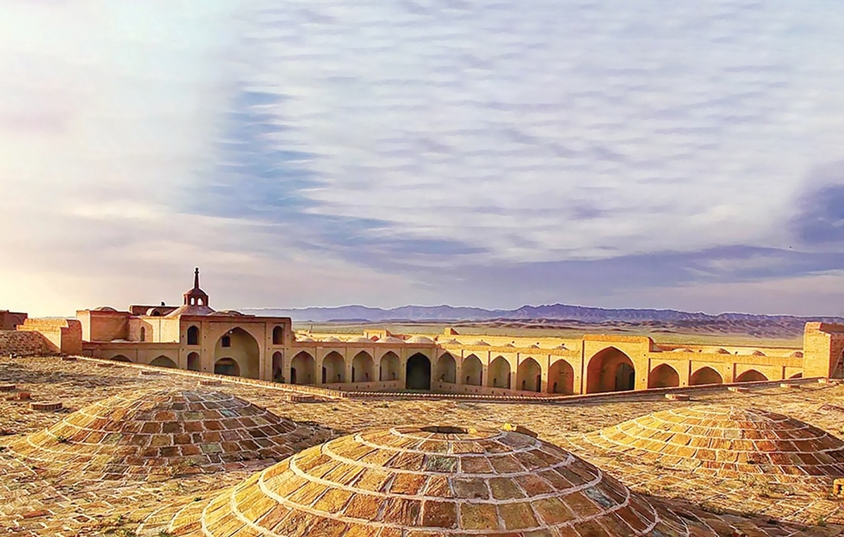 سمنان استانی است با تنوع اقلیمی حیرت‌انگیز که در فاصله‌ای کوتاه، کویر، کوهستان و جنگل‌های هیرکانی را در خود جای داده است. این استان همچنین به‌دلیل قرارگیری در مسیر جاده ابریشم و برخورداری از صدها اثر تاریخی ثبت‌شده، از ظرفیت تبدیل به یک «دهکده جهانی گردشگری» برخوردار است. بااین‌حال به‌دلیل نبود طرح جامع گردشگری، ضعف در زیرساخت‌های یکپارچه و کمبود معرفی هدفمند، سهم سمنان از اقتصاد گردشگری ملی و جذب گردشگر خارجی، همچنان با ظرفیت‌های آن همخوانی ندارد.