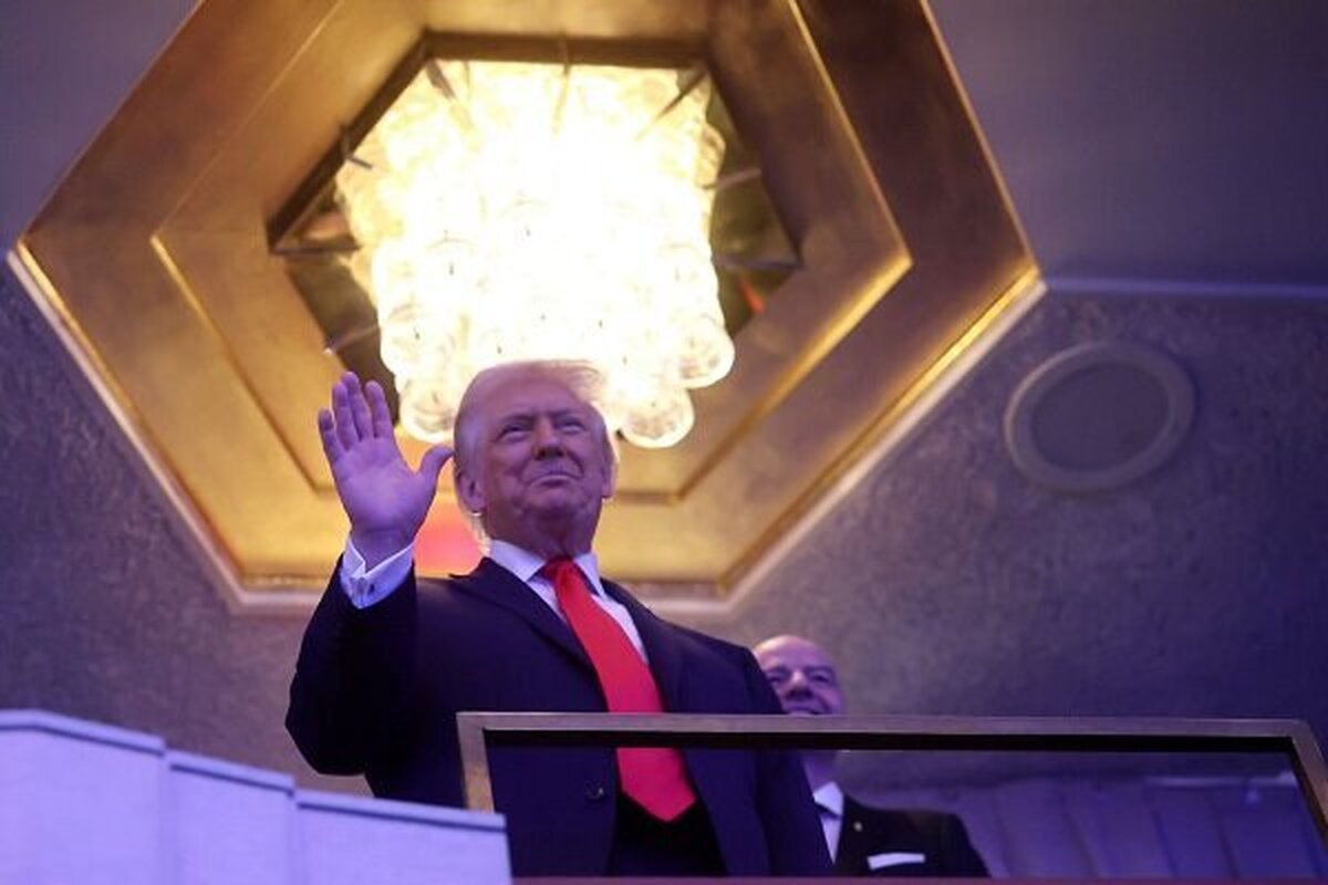 جایزه صلح فیفا به دونالد ترامپ اهدا شد و رئیس جمهور آمریکا، نخستین برندهٔ این جایزه نام گرفت تا تاثیر سیاست بر ورزش بیش از پیش آشکار شود.