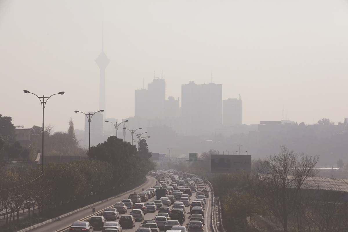 تماشای آسمان آبی شهر به رویایی دست‌نیافتنی تبدیل می‌شود. با این تفاوت که اگر سال‌های پیش باد و بارانی هم بود که این غبار آلوده را بشورد و ببرد امسال از آن هم خبری نیست. ماجرای آلودگی هوا و آسمان غبارآلود شهرها قصه امروز و دیروز نیست و عمری به‌اندازه چنددهه دارد. همین است که نزدیک به یک دهه پیش قانون هوای پاک تصویب و قرار شد با اجرای آن کمی از وضعیت فاجعه این روزها بکاهد. این پرسش مطرح می‌شود که اجرای آن قانون چه شد‌ و سهم هر دستگاه از اجرایش چقدر بود؟