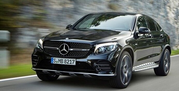 ببینید | پرش مرسدس بنز از روی دو خودرو