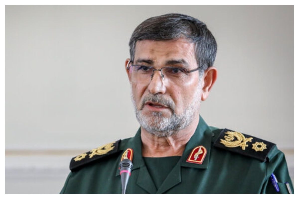 فرمانده نیروی دریایی سپاه پاسداران انقلاب اسلامی با بیان اینکه «مردم ایران بدانند که ما با دشمن هیچ تعارفی نداریم»، تصریح کرد: بی تعارف، اگر دشمنان بخواهند به داشته‌های این ملت و آن‌چه که شهدا به دست ما داده‌اند و به منافع کشور ما تعدی کنند، قطعاً تودهنی خواهند خورد.