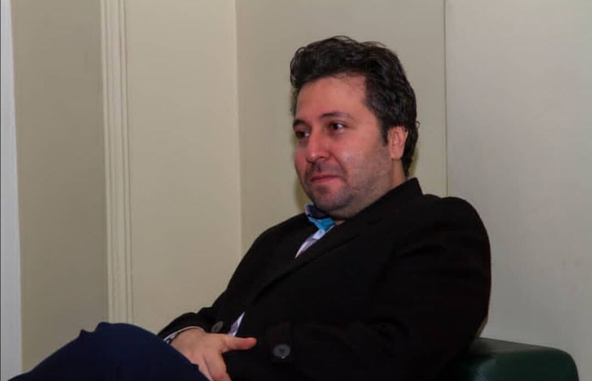 مقدمه: هر سال با فرا رسیدن شانزدهم آذر، فضای دانشگاهی کشور جان تازه‌ای می‌گیرد. روز دانشجو همیشه یادآور نقش تاریخی جوانان در اندیشه‌ورزی، عدالت‌خواهی، مطالبه‌گری و پیش‌قدمی در تحولات فرهنگی و اجتماعی بوده است. اما امسال، بیش از هر زمان دیگر، این روز با پرسشی اساسی همراه است: در دورانی که هوش مصنوعی به سرعت شکل رسانه، ارتباطات و حتی شیوه فهم ما از جامعه را تغییر می‌دهد، دانشجوی امروز چه جایگاهی دارد؟ آیا او همچنان مخاطبی است که فقط پیام را دریافت می‌کند، یا اینکه در آستانه تبدیل شدن به یکی از طراحان اصلی آینده رسانه ایران ایستاده است؟