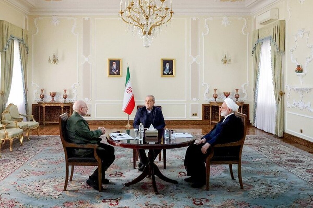 نشست مشترک سران قوای مجریه، مقننه و قضائیه ظهر امروز به میزبانی رئیس جمهور در نهاد ریاست جمهوری برگزار شد.