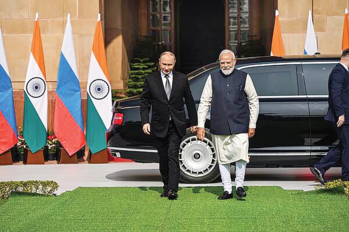ولادیمیر پوتین در سفری دو روزه به دهلی‌نو با درائوپادی مورمو، رئیس‌جمهور و نارندرا مودی، نخست‌وزیر این کشور دیدار کرد. این نخستین سفر رئیس‌جمهور روسیه به هند پس از آغاز بحران اوکراین بود و همزمان با بیست‌وپنجمین سالگرد شراکت استراتژیک ویژه دو کشور که با ابتکار پوتین در سال ۲۰۰۰ آغاز شد.