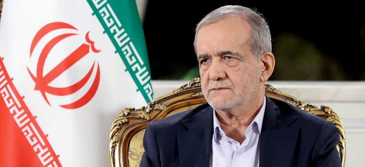 مسعود پزشکیان، رییس‌جمهور در مراسم روز دانشجو گفت: هرکسی می‌تواند کمک کند، این گوی و این میدان.