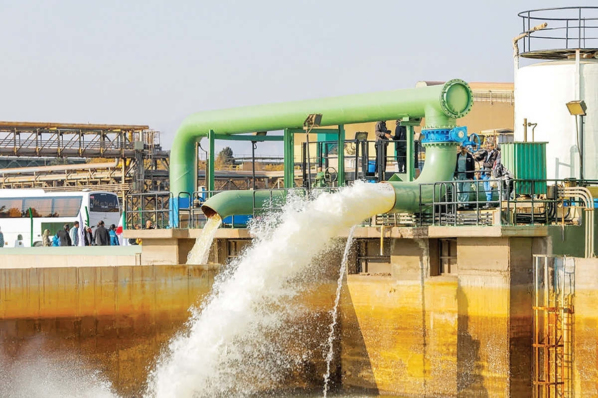 روز گذشته، ابرپروژه انتقال آب دریا به صنایع بزرگ اصفهان، به‌صورت رسمی و از طریق ویدئوکنفرانس با دستور رئیس‌جمهور افتتاح شد.این خط لوله،بخش مهمی از فازنخست پروژه ملی انتقال آب دریابه فلات مرکزی ایران به شمار می‌رود.پروژه‌ای که بابهره‌گیری از زیرساخت‌های آماده خط یک از بندرعباس تاسیرجان،آب شیرین‌شده رابه حجم اولیه ۳۰میلیون مترمکعب درسال به این مجتمع عظیم صنعتی می‌رساند.