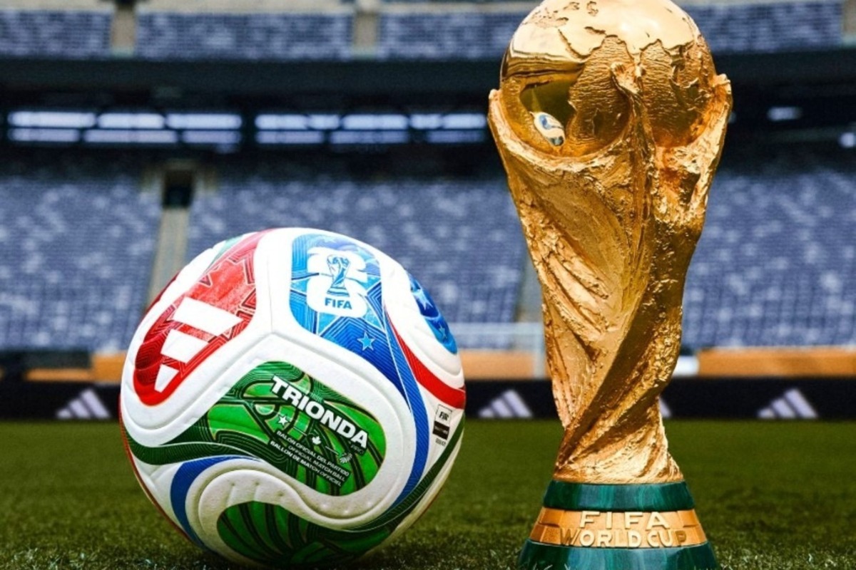 جام جهانی ۲۰۲۶ با تهدیدی بی‌سابقه مواجه است: محدودیت‌های سفر برای هواداران کشورهایی مانند ایران و هائیتی، اتفاقی است که روح همبستگی و فراگیری این رقابت‌ها را تهدید می‌کند. در حالی که فیفا با احتیاط اعلام کرده تصمیم‌گیری درباره ویزا در اختیار دولت‌هاست، ستاره‌هایی مانند دیدیه دروگبا خواستار مداخله فدراسیون جهانی شده‌اند تا اطمینان حاصل شود فوتبال «گروگان سیاست» نخواهد شد.