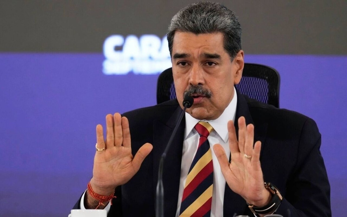 در حالی که ناو هواپیمابر USS Gerald R. Ford در فاصله کمتر از ۳۰۰ کیلومتری سواحل ونزوئلا لنگر انداخته و جنگنده‌های F-۳۵ بر فراز کارائیب مانور می‌دهند، دونالد ترامپ شامگاه جمعه در کاخ سفید با لحنی تهدیدآمیز اعلام کرد: «عملیات زمینی در خاک ونزوئلا به‌زودی آغاز می‌شود. ما دیگر اجازه نمی‌دهیم کارتل‌های مواد مخدر از این کشور به عنوان پایگاه استفاده کنند.» او این عملیات را «سریع، قاطع و کاملا موفق» توصیف کرد و مدعی شد «هزاران تفنگدار دریایی و نیرو‌های ویژه» آماده‌اند.