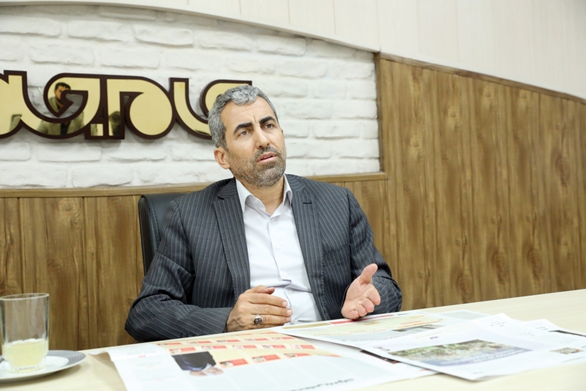 نرخ ارز در حالی رکوردهای جدیدی را ثبت کرده که قیمت دلار بهعنوان شاخص اصلی بازار ارز از ابتدای دهه ۱۳۹۰، مسیر افزایشی ثابتی را طی کرده است. نرخ ارز ترجیحی از بهمن سال ۱۳۹۰ با رقم ۱۲۲۶ تومان وارد اقتصاد ایران شد اما دوام زیادی نداشت و دولت دهم در نیمه نخست سال ۱۳۹۲، پیش از آغاز بهکار دولت یازدهم، این نرخ را حذف کرد. در آن زمان، قیمت دلار در بازار آزاد حدود ۳۰۰۰ تومان بود.