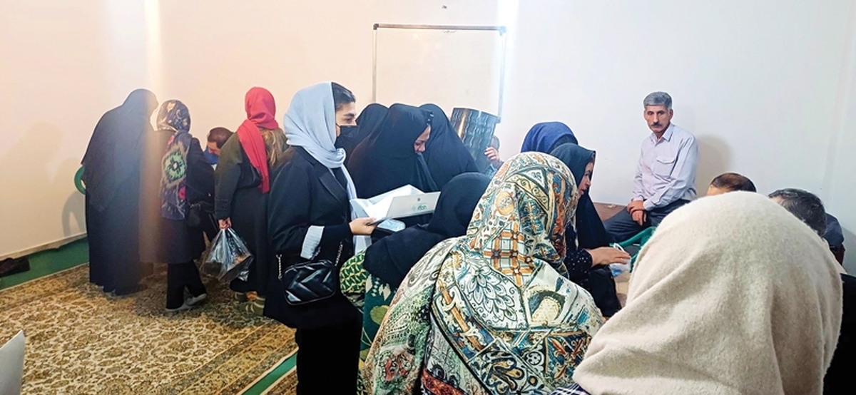 فشردگی جمعیت از دور پیداست؛ دست‌ها سایبان چشم‌ها می‌شوند تا فرد تازه واردشده را شناسایی کنند. کارت خبرنگاری را مثل نشان میتی‌کومون بالا می‌گیرم تا شاید فشار جمعیت،بالاخره اجازه دهد وارد اتاق ویزیت پزشکان شوم. اول همراهی نمی‌کنند. انگار شک دارند و می‌ترسند مبادا بدون نوبت،قصدویزیت داشته باشم. زن دستش رابه گوشه لباسم می‌گیرد. روی پوست سخت پیشانی‌اش، دو‌سه شیار تند، جا باز کرده.کیسه دارو درمشت‌های گره‌کرده و لبخندی  پاک‌نشدنی به لب دارد.