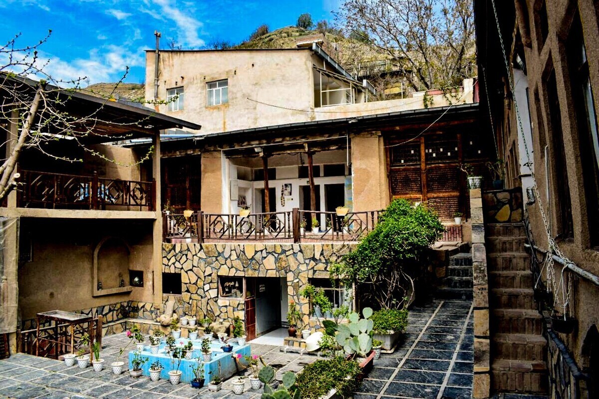 رئیس اداره میراث فرهنگی، گردشگری و صنایع‌دستی ساوجبلاغ با تأکید بر اهمیت اقامتگاه‌های بوم‌گردی در توسعه پایدار مناطق روستایی، گفت: این مراکز علاوه بر معرفی فرهنگ و سبک زندگی محلی، می‌توانند نقش مؤثری در ایجاد اشتغال، رونق اقتصادی و تقویت گردشگری پایدار روستا‌ها ایفا کنند.