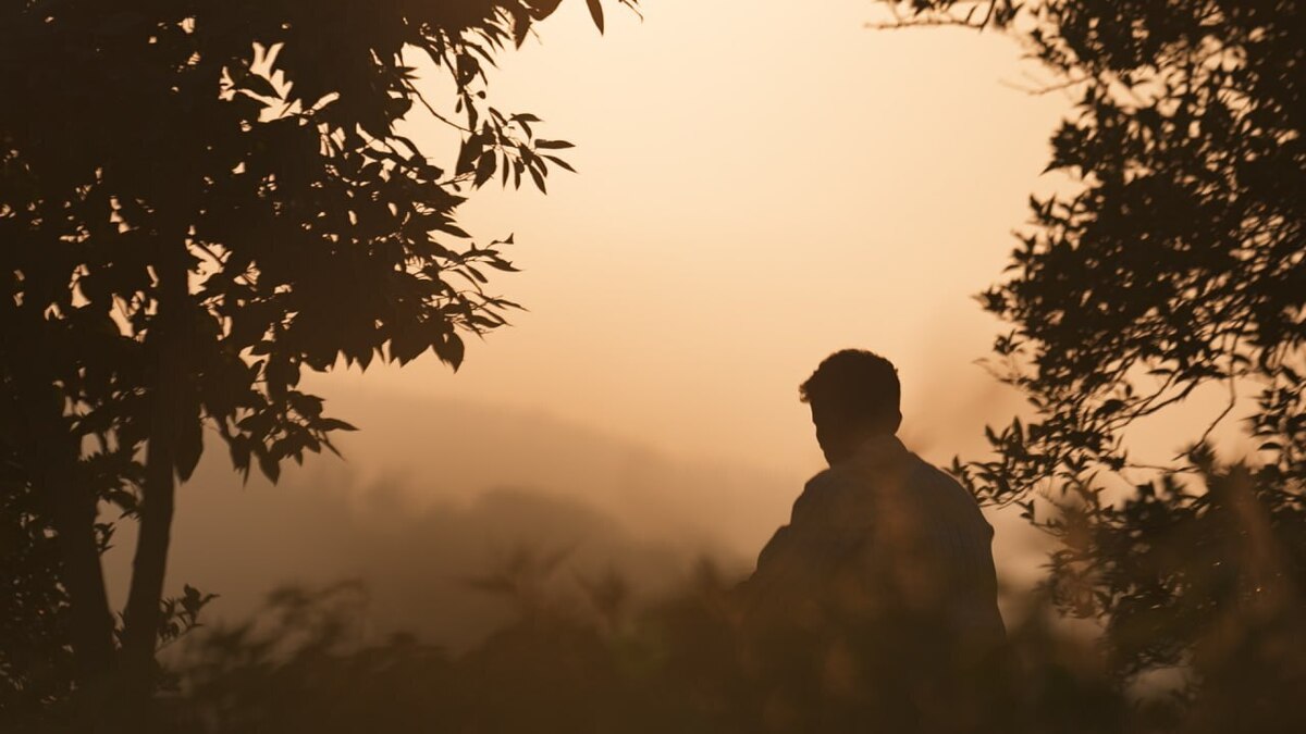 ببینید | پوستر مستند «عزیز‌زاده» رونمایی شد | روایت مردی که بدون معلم حافظ قرآن شد