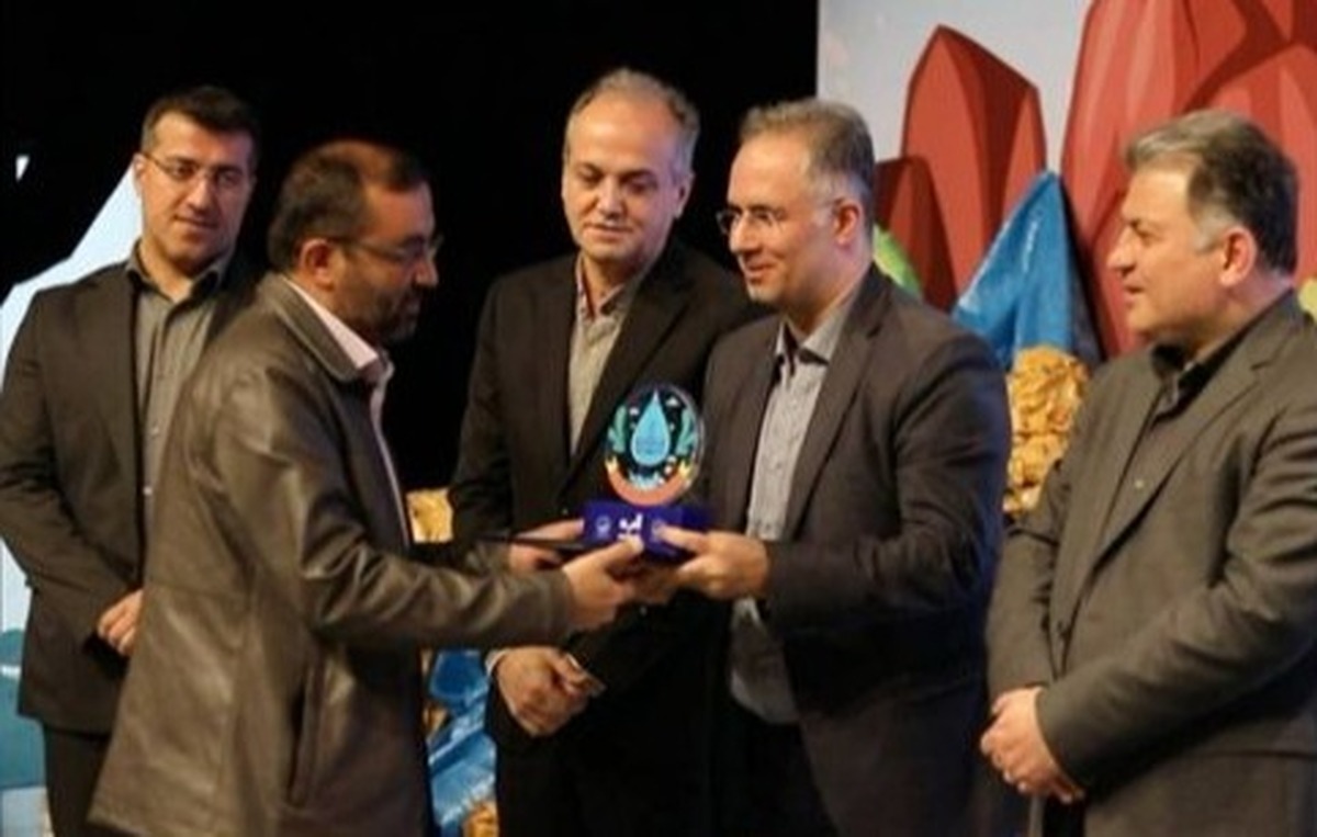 استان قزوین در آیین ملی تقدیر از برگزیدگان شانزدهمین جشنواره ملی فراگیری نخستین واژه ،”آب” به سبب اجرای موفق برنامه‌های گسترده آموزشی و فرهنگی، در جمع برترین‌های کشور قرار گرفت.