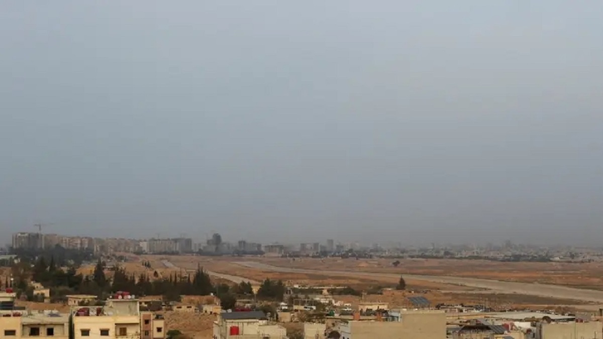 منابع خبری اعلام کردند که گلوله‌های خمپاره با منشأ ناشناخته در نزدیکی فرودگاه المزه دمشق فرود آمدند.