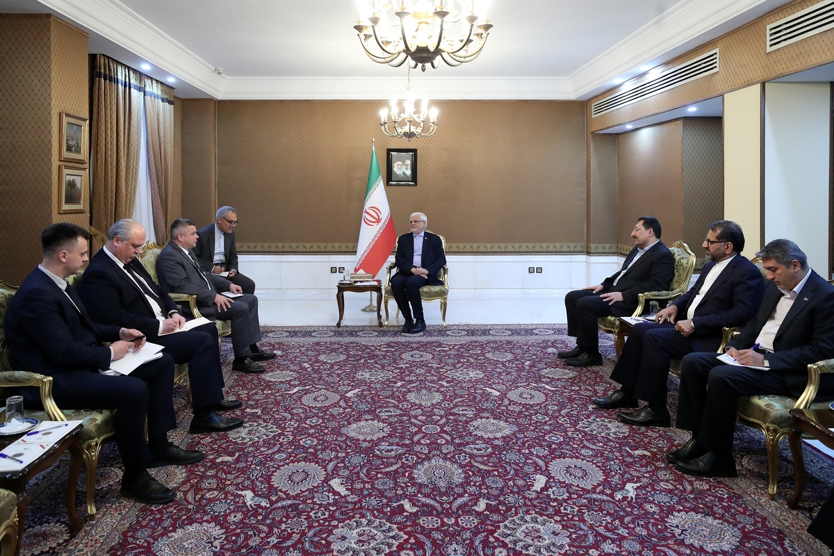 معاون اول رئیس جمهور با تأکید بر اینکه جمهوری اسلامی ایران برای توسعه روابط با بلاروس هیچ محدودیتی ندارد، تصریح کرد: معتقدیم اقتصاد دو کشور مکمل یکدیگر هستند و می‌توانیم نیاز‌های متقابل را تأمین کنیم.