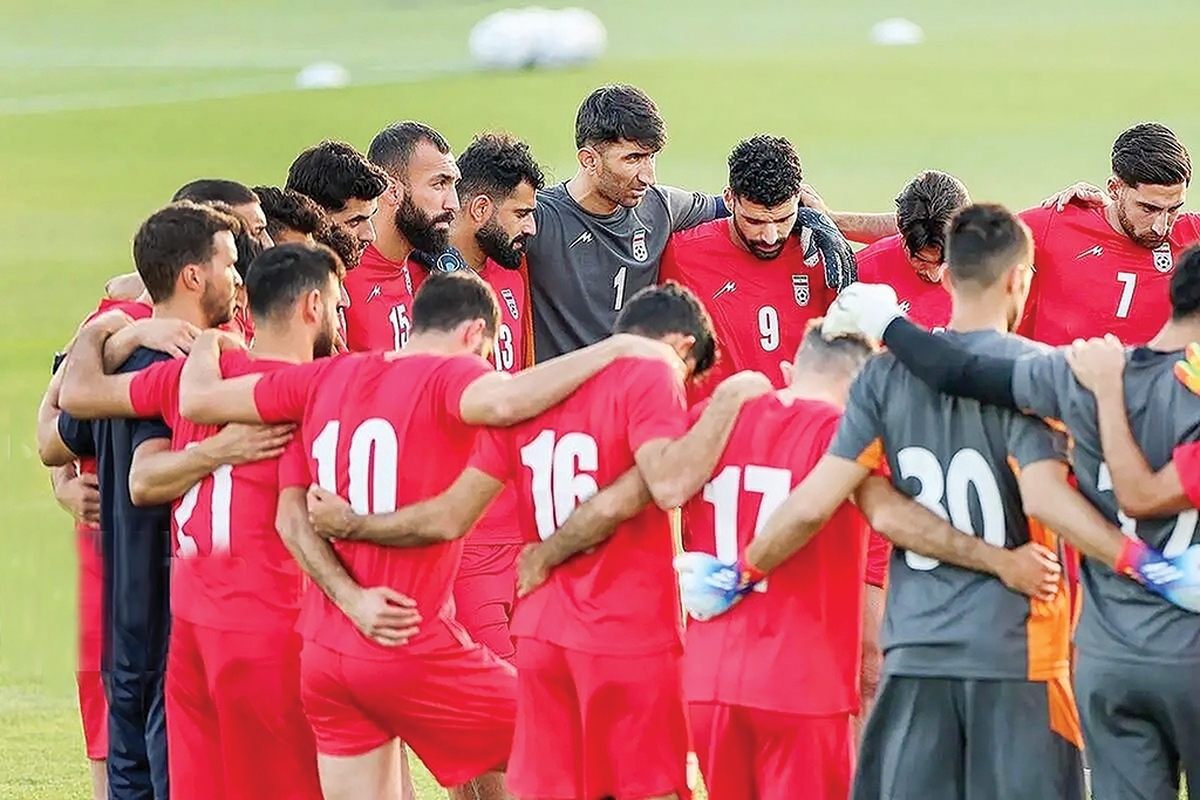 نزدیک به دو هفته قبل، منابع خبری فاش کردند بعضی از بازیکنان تیم ملی ویزای سفر به آمریکا را دریافت نمی‌کنند. در آن زمان وزارت خارجه و فدراسیون فوتبال، در مشورت با مقامات بالاتر، تصمیم گرفته بودند مراسم قرعه‌کشی جام‌جهانی را تحریم کنند و در جلسه هیات رئیسه بحث این بود که «اگر آمریکا به بعضی بازیکنان تیم‌ملی ویزا ندهد، مسابقات را تحریم می‌کنند.»