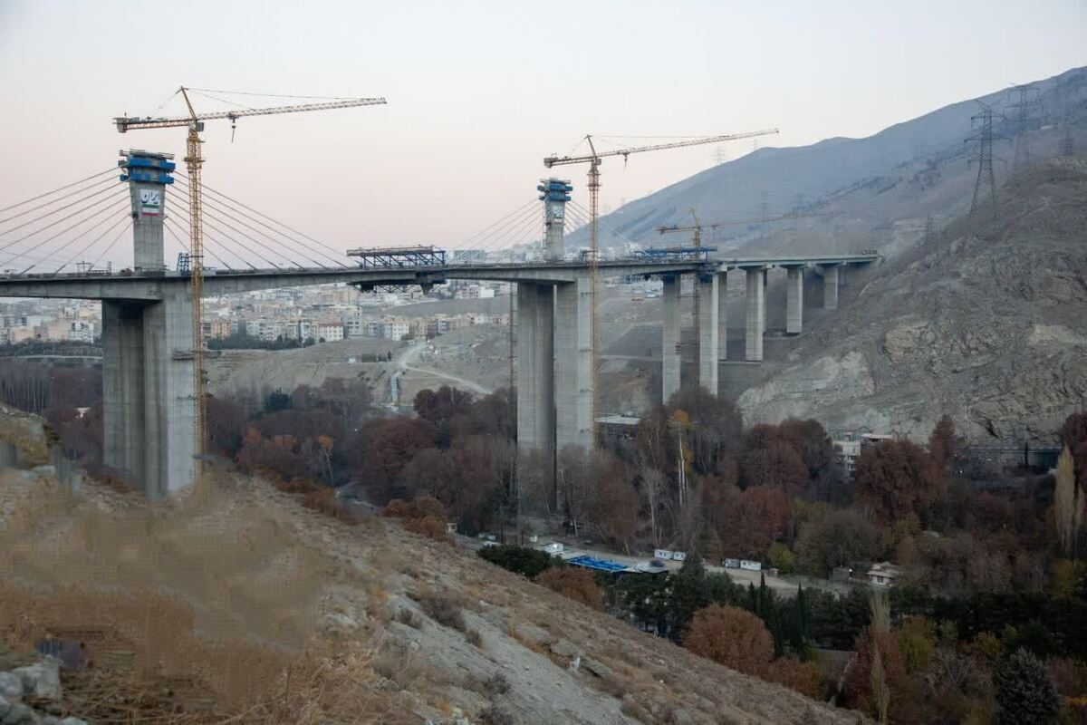 بزرگراه شمالی کرج، یکی از پروژه‌های زیرساختی مهم درمناطق شمالی تهران و استان البرز است که نقش اساسی در بهبود حمل‌ونقل، تقویت ارتباطات منطقه‌ای و تسهیل دسترسی‌های شهری و بین‌المللی ایفا می‌کند. این بزرگراه نه‌تنها یک مسیر ترانزیت و عبور و مرور سریع محسوب می‌شود بلکه درحال تبدیل شدن به نماد توسعه پایدار و همگرایی میان شهر‌های مجاور است.