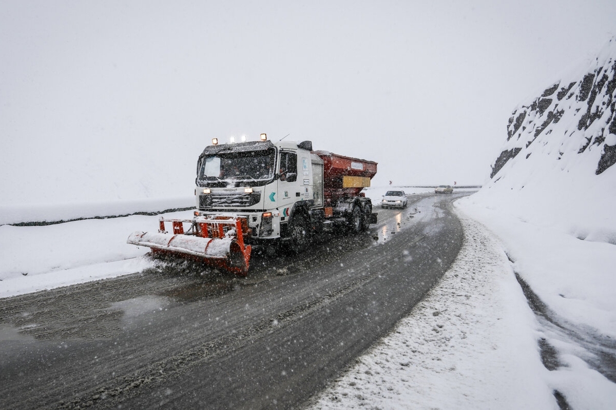 رئیس پلیس راه راهور فراجا گفت: محور چالوس و آزادراه تهران–شمال در مسیر رفت و برگشت و به دلیل شرایط نامساعد جوی تا ساعت ۱۲ ظهر امروز - چهارشنبه ۱۹ آذرماه - مسدود و تردد خودرو‌ها ممنوع است.
