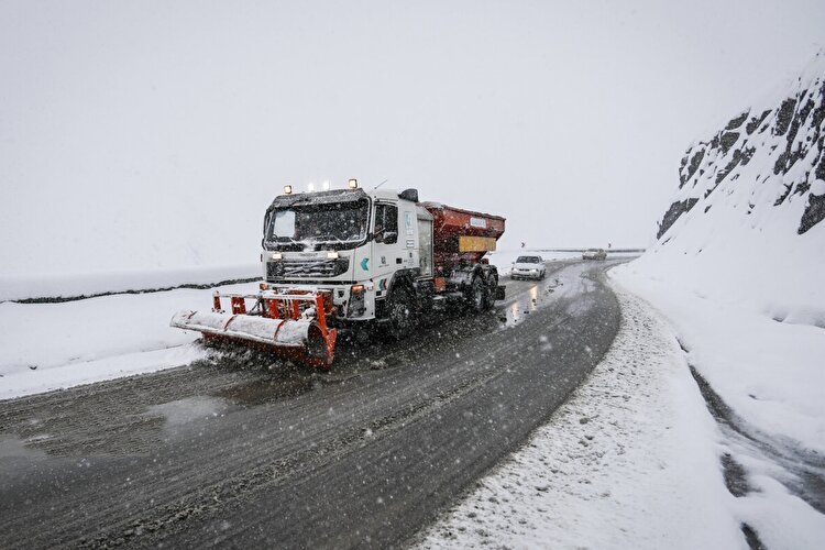 محور چالوس و تهران–شمال مسدود است | الزام همراه داشتن زنجیر چرخ