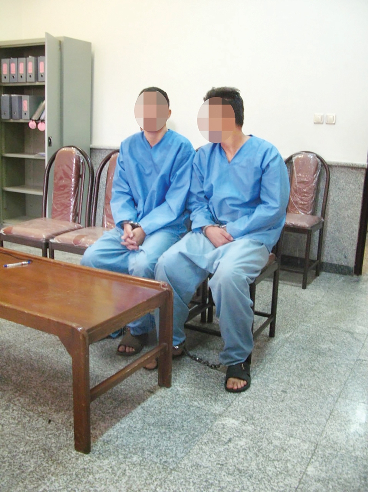 دو پسر جوان وقتی در بازی جرأت و حقیقت،جرأت را انتخاب کردند،نمی‌دانستند این کار مسیر زندگی‌شان راتغییر داده و قرار است دزدان حرفه‌ای گوشی تلفن‌همراه در تهران شوند.