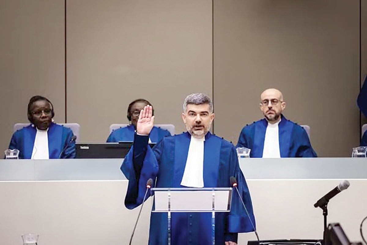 نیکولا گیلوی،قاضی فرانسوی دیوان کیفری بین‌المللی به همراه پنج قاضی دیگروسه دادستان ازجمله کریم‌خان،دادستان کل،توسط دولت آمریکاتحت تحریم قرار گرفتند.دلیل رسمی وزارت‌خزانه‌داری آمریکااین است‌که گیلوی صدوراحکام بازداشت علیه بنیامین نتانیاهو و یوآو گالانت،وزیر دفاع این کشور رامجاز دانسته است.این دومقام به ارتکاب جرایم‌جنگی وجنایات علیه بشریت درنوارغزه متهم شده‌اند.