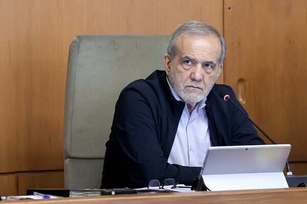 رئیس‌ جمهور با بیان اینکه اقتصاد با دستور اداره نمی‌شود، گفت: باید با ارائه راهکارهای مناسب، روندهای اجرایی فعلی را اصلاح کنیم، البته راهکارها نباید در حامعه فشار و شوک ایجاد کند.