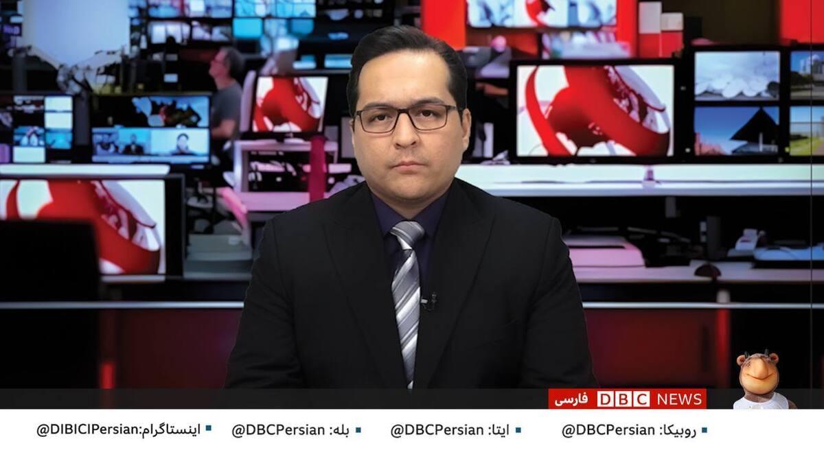 فصل پنجم برنامه طنز سیاسی «دی بی سی فارسی» از این هفته روی آنتن شبکه دو سیما می‌رود؛ برنامه‌ای که با زبان طنز و در قالب نقیضه، سیاست‌ها و رویکرد‌های رسانه‌ای شبکه «بی‌بی‌سی فارسی» را نقد و افشا می‌کند. این فصل با ترکیبی تازه از خبر، مستند و طنز نمایشی، جمعه‌ها ساعت ۱۹:۵۰ پخش خواهد شد.