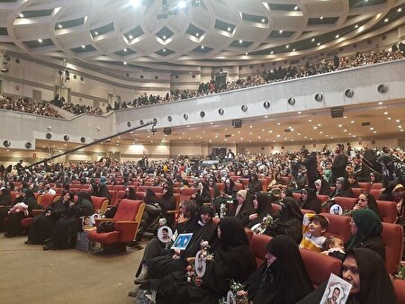 ببینید | قدردانی از ۱۰ بانوی اثرگذار منتخب سال ۱۴۰۴ در جشنِ بزرگ ایران ‌بانو