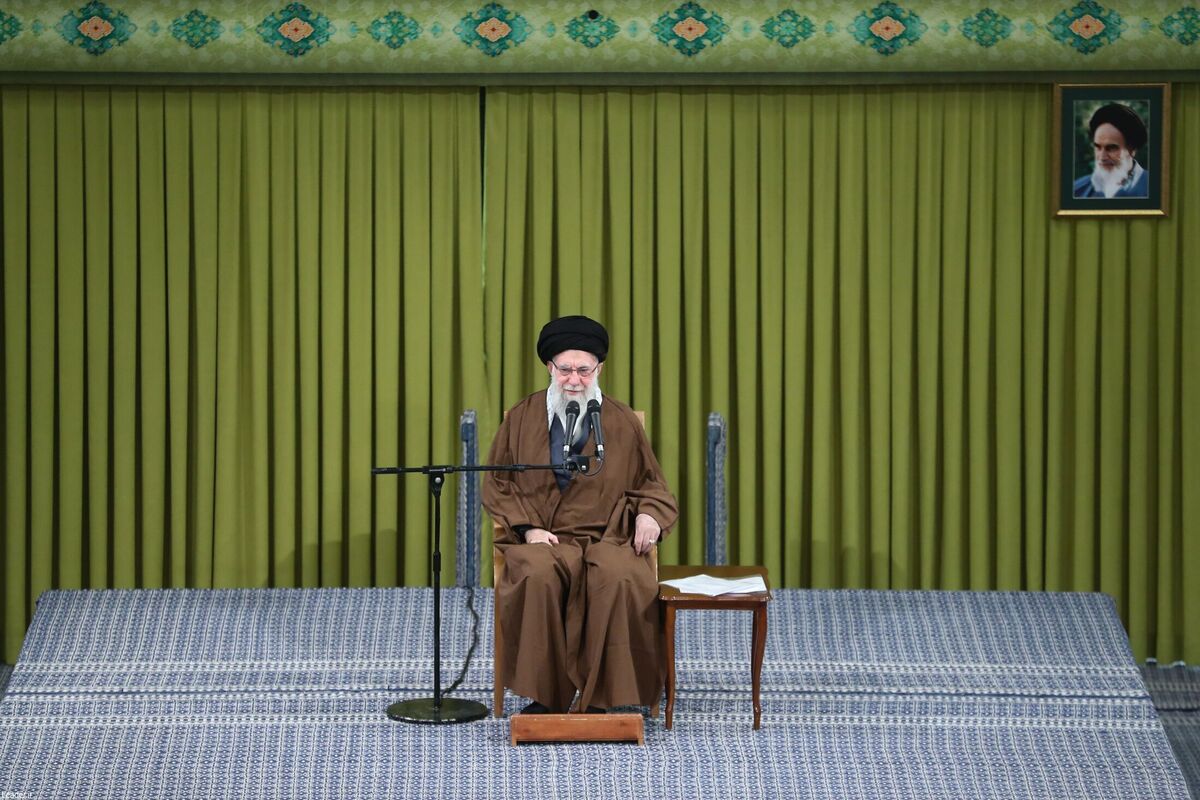 حضرت آیت‌الله خامنه‌ای در مراسم جشن ولادت حضرت زهرا در جمع مداحان اهل بیت علیهم‌السلام فرمودند: به توفیق الهی، جمهوری اسلامی در حال پیشرفت است. برای اسلام روزبه‌روز ملّت ایران دارند آبرو درست میکنند، نشان می‌دهند که اسلام یعنی ایستادگی، اسلام یعنی قدرت، اسلام یعنی صدق و صفا، اسلام یعنی خیرخواهی و عدالت‌خواهی. اینها را دارند ملّت ایران بتدریج نشان میدهند.