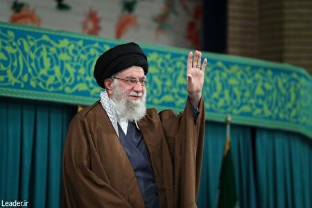 ببینید | پنجره متفاوتی به لحظه ورود رهبر انقلاب به مراسم جشن میلاد حضرت زهرا(س) در حسینیه امام خمینی