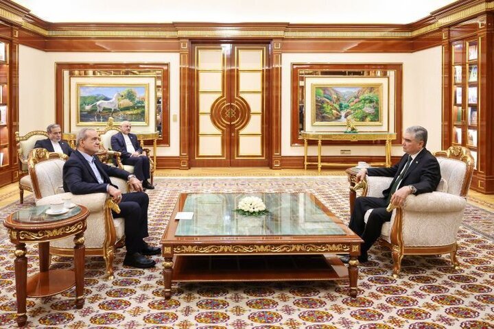 صلح با گفتگوی برابر و پایان تبعیض و انحصار جهانی محقق می‌شود