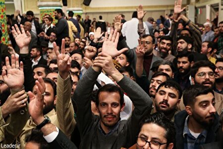 ببینید |  دیدار امروز مداحان با رهبر انقلاب حاشیه‌هایی هم داشت...