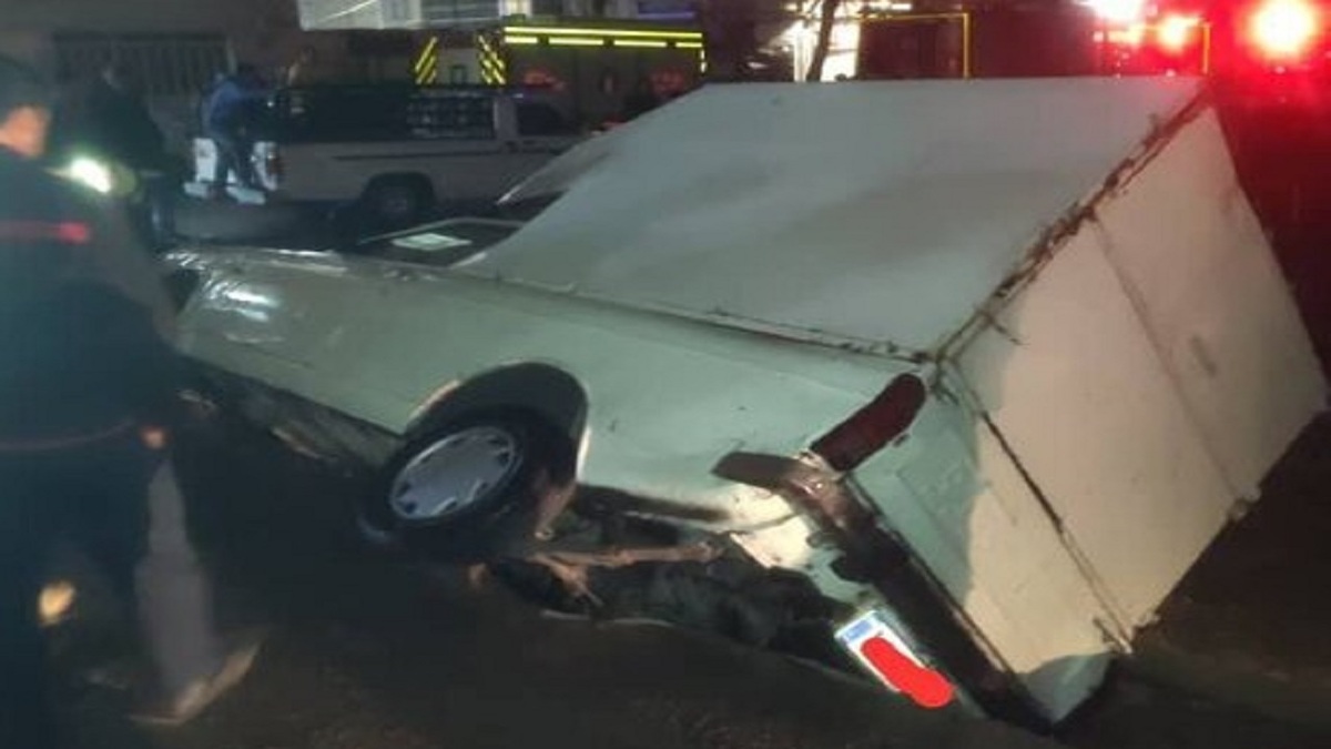 سخنگوی سازمان آتش‌نشانی تهران از فرونشست زمین در شهرک ولیعصر خبر داد و گفت: در این حادثه سه دستگاه خودرو گرفتار شدند.