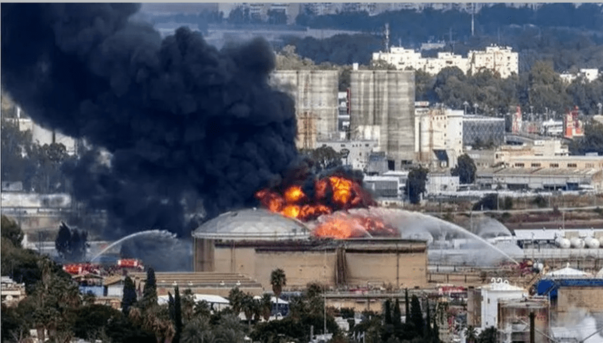 وزیر انرژی اسرائیل می‌گوید پس از حمله موشکی ایران به پالایشگاه حیفا، دولت در حال بررسی تعطیلی کامل یا انتقال این پالایشگاه به منطقه‌ای امن‌تر در نقب است.
