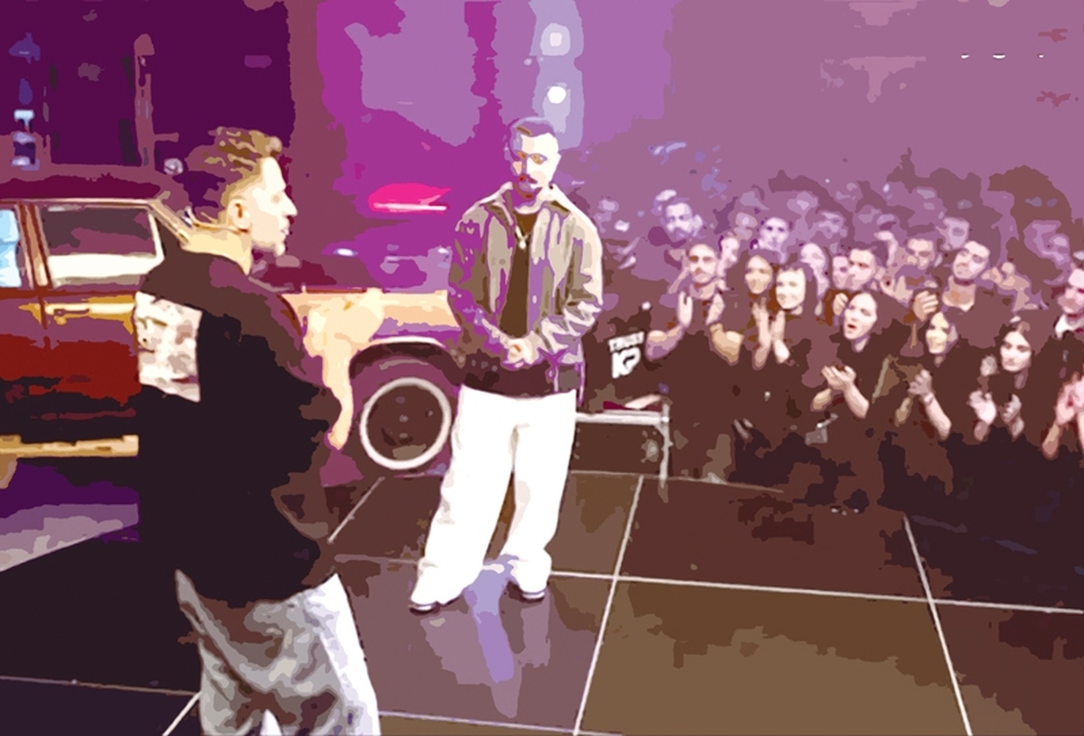 در کوران جنگ شناختی و هجمه رسانه‌ای که هویت ملی و فرهنگی ایران را هدف قرار داده‌، دو رویداد موازی، صحنه رسانه‌ای کشور را به یک چهارراه حیاتی هدایت کرده است: نخست، تأکید صریح مقام معظم رهبری (مدظله‌العالی) در آستانه میلاد حضرت صدیقه کبری‌(س) بر ضرورت اتخاذ «آرایش جنگی» در میدان تبلیغات و ضرورت اشراف اطلاعاتی بر دشمن بر بستر رسانه‌ها و دوم، اذعان صریح رئیس سازمان صداوسیما به «خلأهای قانونی» که مانع اعمال قدرت نظارتی مؤثر بر پهن‌شدن فرش قرمز برای محتوای آسیب‌زا در پلتفرم‌های نمایش‌خانگی شده است. 