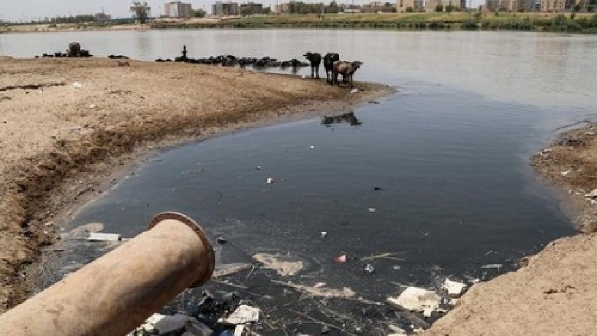 وضعیت ورود فاضلاب به خلیج‌فارس، به‌ویژه در استان هرمزگان، در سال‌های اخیر بین وعده‌های مسئولان برای ساماندهی و گزارش‌های میدانی از آلودگی مداوم در نوسان بوده است. طرح فاضلاب بندرعباس که در سال ۱۳۶۵ تصویب و از سال ۱۳۷۳ آغاز شد، به خاطر مشکلات فنی، مالی و مدیریتی، هنوز تکمیل نشده است. با این حال مسئولان عنوان می‌کنند در حال حاضر فاضلابی که وارد خلیج‌فارس می‌شود، کاملا بهداشتی است.