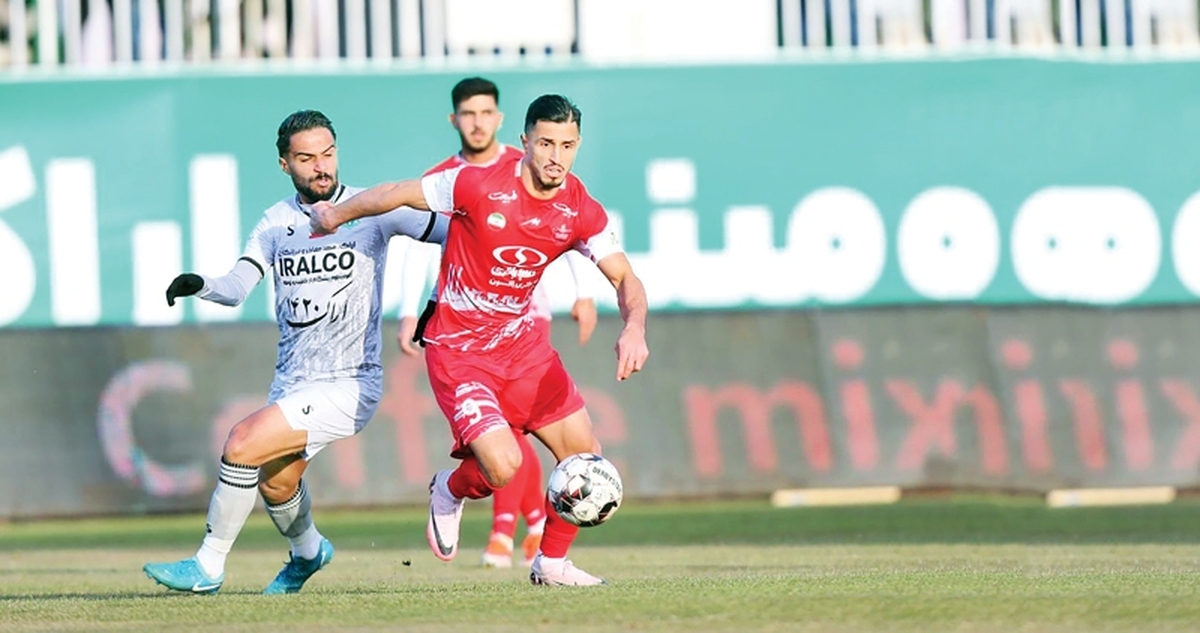 یک بازی مهم دیگر در نیم‌فصل اول برای پرسپولیس؛ این بار بازی خانگی با آلومینیوم اراک. مدعیان قهرمانی معمولا به‌راحتی از کنار امتیازات پایانی نیم‌فصل اول نمی‌گذرند. پرسپولیس هم با اوسمار در همین مسیر قرار دارد. مرد برزیلی از زمان حضور روی نیمکت پرسپولیس دو بازی در لیگ و یک بازی در جام‌حذفی را برده و فقط یک تساوی داده که آن هم مربوط است به شهرآورد پایتخت. این یعنی هدف اوسمار در بازی امروز کاملا روشن است. سرمربی قرمزها در نشست خبری، این هدف را به وضوح بیان کرد: «همه تیم‌ها در انتهای نیم‌فصل سعی می‌کنند بیشترین امتیازات را کسب کنند تا کار راحت‌تری در نیم‌فصل دوم داشته باشند. پرسپولیس هم از این قضیه مستثنی نیست و سعی می‌کند بیشترین امتیازات را جمع کند تا در نیم‌فصل دوم برای قهرمانی به میدان برود. ما برای قهرمانی می‌جنگیم و سعی می‌کنیم در بازی‌های باقیمانده حداکثر امتیازات را بگیریم تا به این هدف برسیم.» 