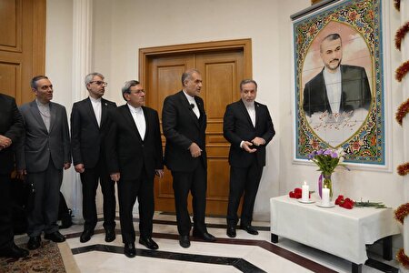 عکس ا رونمایی از نماد یادبود شهید امیرعبداللهیان در سفارت ایران در روسیه