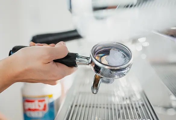 تمیز کردن روزانه و هفتگی دستگاه اسپرسوساز