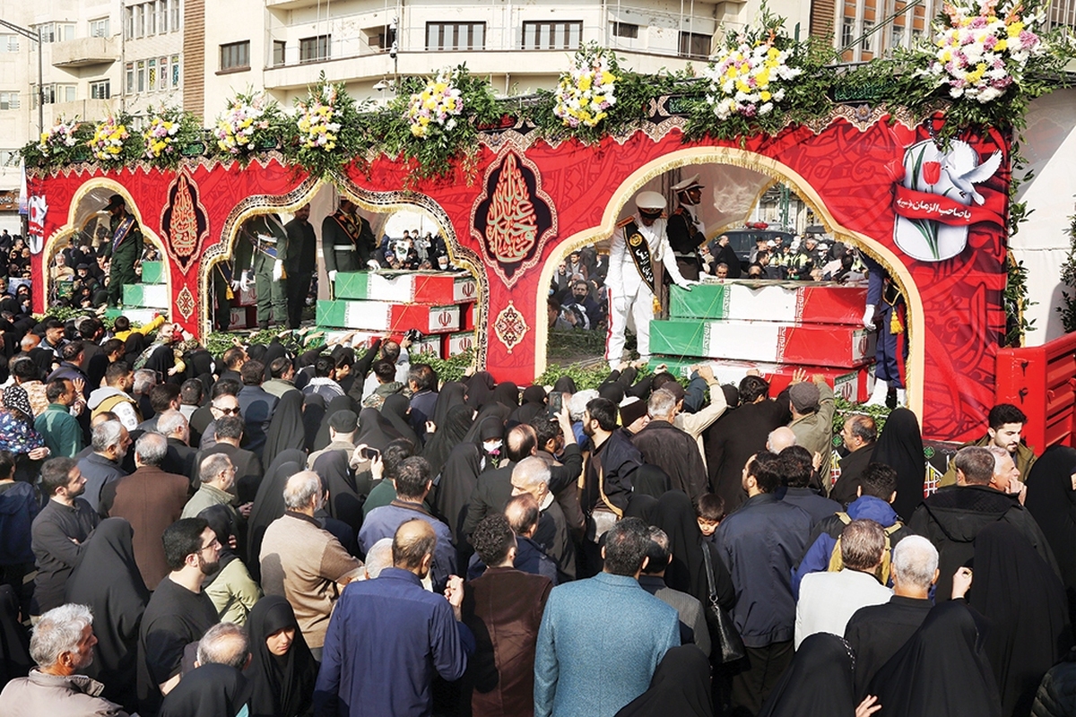 درسالروز شهادت حضرت فاطمه زهرا(س)، ایران روزی متفاوت را تجربه کرد؛ روزی که در تقویم رسمی کشور «روز ملی شهدای گمنام» نام گرفته است اما در حافظه جمعی مردم، معنایی فراتر از یک مراسم رسمی دارد. از نخستین ساعات صبح، صدای دسته‌های عزاداری، پرچم‌های سیاه و صف‌های طولانی مردمی که درپی استقبال پیکرهای مطهر بودند، تصویری از یک میعادگاه ملی را پیش چشم ناظران قرار داد؛ میعادگاهی که در آن ۳۰۰ شهید گمنام دفاع‌مقدس پس از سال‌ها غربت به آغوش وطن بازگشتند.