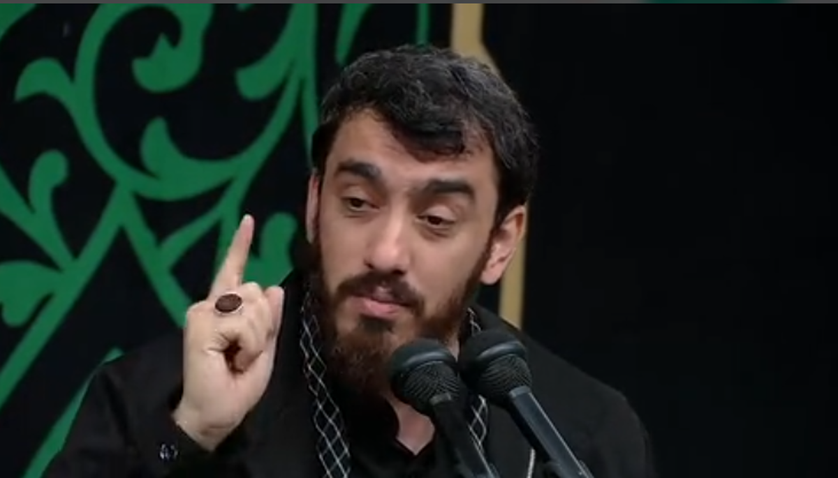 لحظاتی از مداحی آقای مهدی رسولی در آخرین شب مراسم عزاداری شهادت حضرت صدیقه(س) در حسینیه امام خمینی(ره). ۱۴۰۴/۹/۴