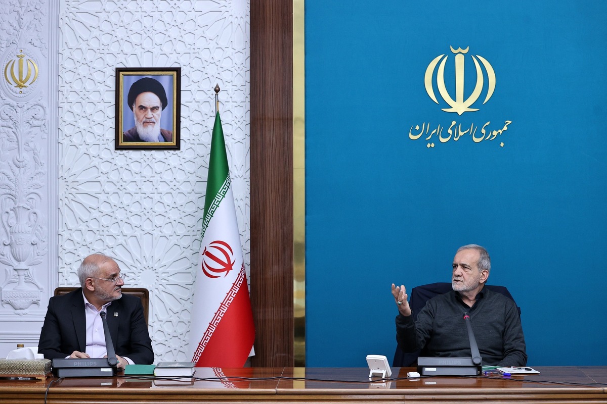 رئیس جمهور از رویکرد دولت برای ایجاد فضای رقابتی سالم در حوزه آموزش سخن گفت و تصریح کرد: برای ارتقای کیفیت آموزش، از تمام صاحب‌نظران و فعالان این عرصه دعوت کرده‌ایم تا روش‌های نوآورانه و ابتکاری خود را ارائه دهند. بهترین طرح‌ها به‌صورت آزمایشی در مدارس اجرا خواهد شد و میزان موفقیت آنها با شاخص‌های رشد تحصیلی دانش‌آموزان سنجیده می‌شود. نباید در برابر ایجاد فضای رقابت سازنده مقاومت کرد؛ این فضا موجب افزایش انگیزه و توان معلمان نیز خواهد شد.